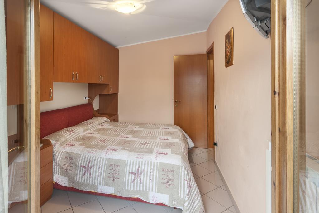 Palazzo Giallo Alba Adriatica Buitenkant foto